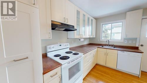 9112 96A Avenue, Fort St. John, BC - Indoor Photo Showing Kitchen