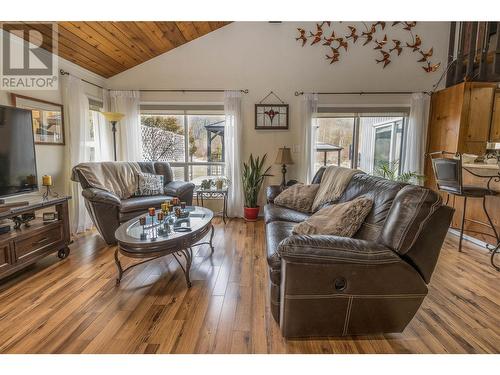 1413 Silver Sands Road, Sicamous, BC - Indoor Photo Showing Living Room