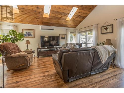 1413 Silver Sands Road, Sicamous, BC - Indoor Photo Showing Living Room