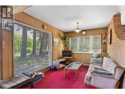 4610 Stewart Road E, Kelowna, BC - Indoor Photo Showing Living Room