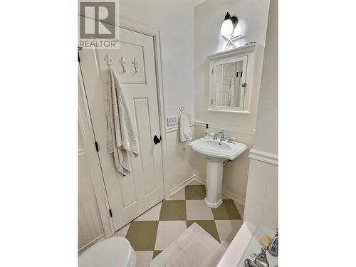 4503 Briggs Road, Vernon, BC - Indoor Photo Showing Bathroom