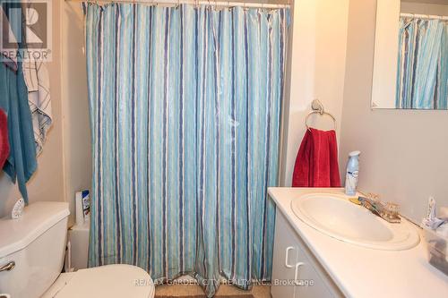 21 Trapnell St, St. Catharines, ON - Indoor Photo Showing Bathroom