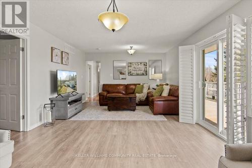 5 Hapley Circ, Kawartha Lakes, ON - Indoor Photo Showing Living Room