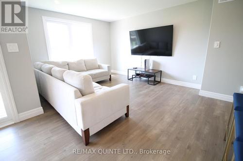 31 Cedar Park Crescent, Quinte West, ON - Indoor Photo Showing Living Room