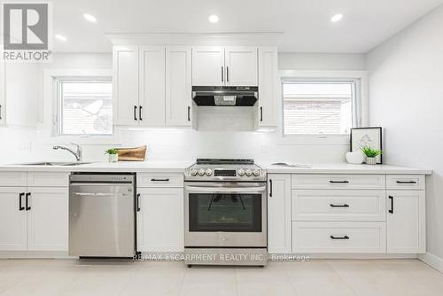 584 Corbett St, Hamilton, ON - Indoor Photo Showing Kitchen With Upgraded Kitchen