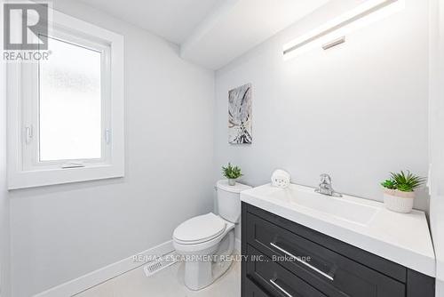 584 Corbett St, Hamilton, ON - Indoor Photo Showing Bathroom