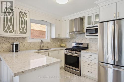 152 Greenock Dr, Vaughan, ON - Indoor Photo Showing Kitchen With Double Sink With Upgraded Kitchen