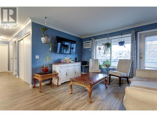 669 Houghton Road Unit# 415, Kelowna, BC - Indoor Photo Showing Living Room