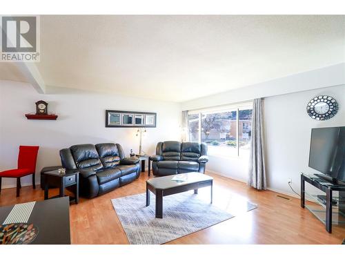 1327 Penticton Avenue, Penticton, BC - Indoor Photo Showing Living Room