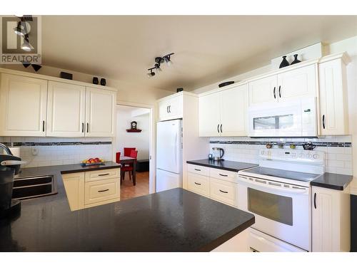 1327 Penticton Avenue, Penticton, BC - Indoor Photo Showing Kitchen