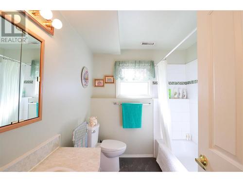 1327 Penticton Avenue, Penticton, BC - Indoor Photo Showing Bathroom