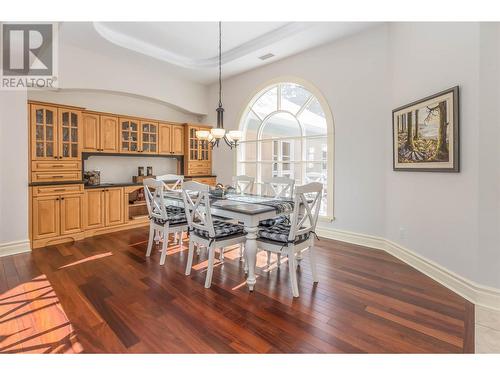 2307 5 Avenue Se, Salmon Arm, BC - Indoor Photo Showing Kitchen With Upgraded Kitchen