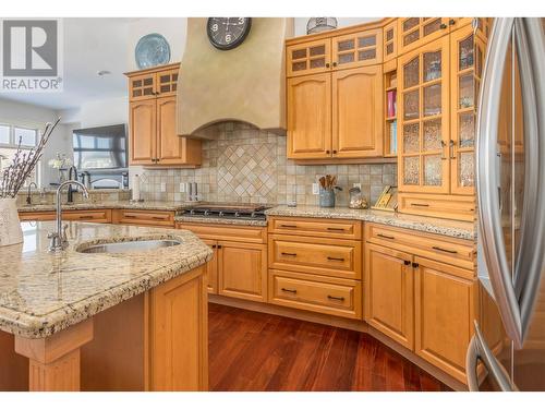 2307 5 Avenue Se, Salmon Arm, BC - Indoor Photo Showing Dining Room