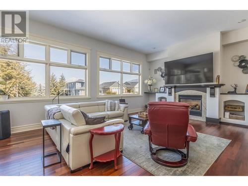 2307 5 Avenue Se, Salmon Arm, BC - Indoor Photo Showing Living Room With Fireplace