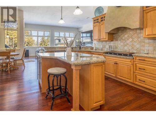 2307 5 Avenue Se, Salmon Arm, BC - Indoor Photo Showing Living Room With Fireplace