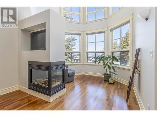 2307 5 Avenue Se, Salmon Arm, BC - Indoor With Fireplace
