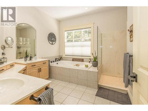 2307 5 Avenue Se, Salmon Arm, BC - Indoor Photo Showing Bathroom