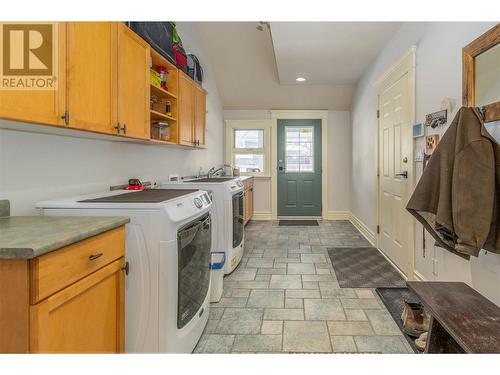 2307 5 Avenue Se, Salmon Arm, BC - Indoor Photo Showing Laundry Room