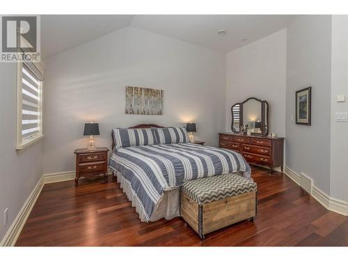 2307 5 Avenue Se, Salmon Arm, BC - Indoor Photo Showing Living Room