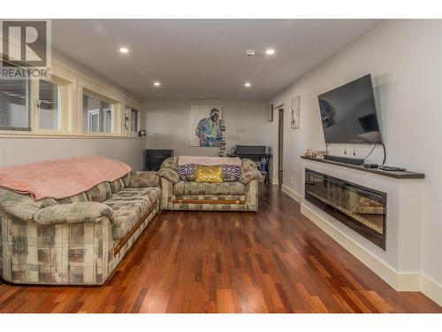 2307 5 Avenue Se, Salmon Arm, BC - Indoor Photo Showing Bedroom