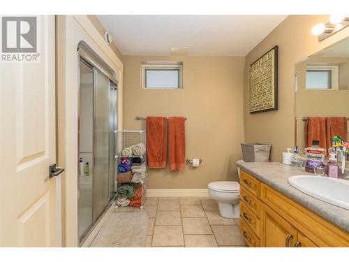 2307 5 Avenue Se, Salmon Arm, BC - Indoor Photo Showing Bathroom