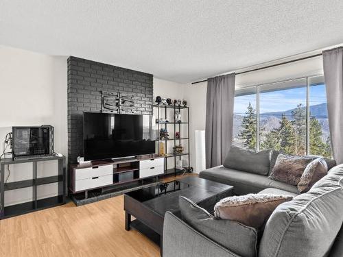 5343 Ronde Lane, Kamloops, BC - Indoor Photo Showing Living Room
