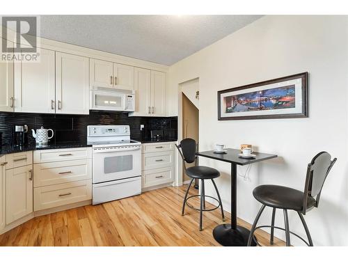 1340 Gibson Road, Kelowna, BC - Indoor Photo Showing Kitchen
