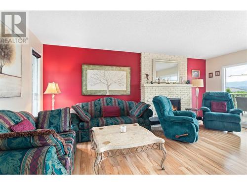 1340 Gibson Road, Kelowna, BC - Indoor Photo Showing Living Room