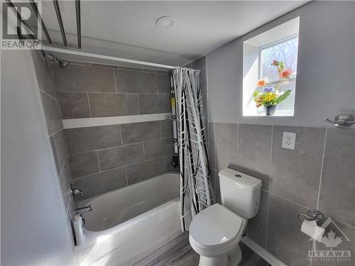 110 Jarvis Street, Cornwall, ON - Indoor Photo Showing Bathroom