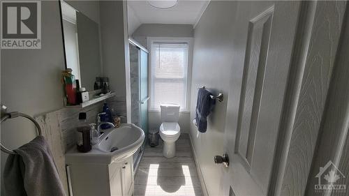 110 Jarvis Street, Cornwall, ON - Indoor Photo Showing Bathroom