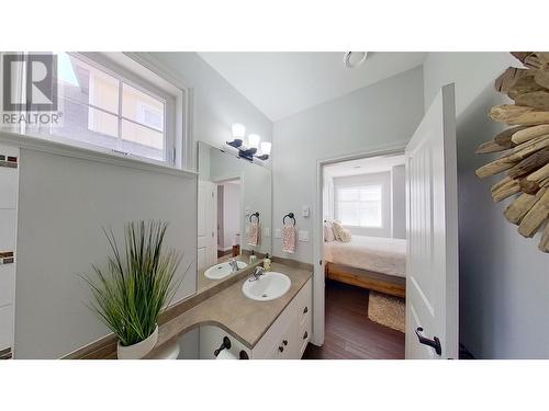 2450 Radio Tower Road Unit# 142, Oliver, BC - Indoor Photo Showing Bathroom