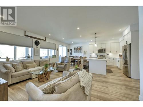 14 Lambert Court, Osoyoos, BC - Indoor Photo Showing Living Room