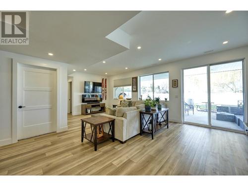 14 Lambert Court, Osoyoos, BC - Indoor Photo Showing Living Room