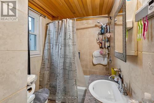 305 Scholfield Ave S, Welland, ON - Indoor Photo Showing Bathroom