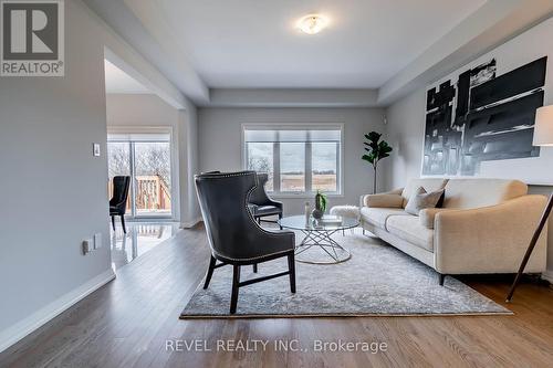 7475 Sherrilee Crescent, Niagara Falls, ON - Indoor Photo Showing Living Room