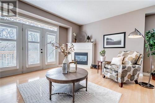 #18 -5200 Dorchester Rd, Niagara Falls, ON - Indoor Photo Showing Living Room With Fireplace