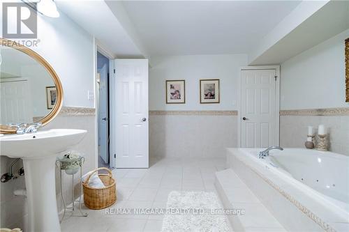 #18 -5200 Dorchester Rd, Niagara Falls, ON - Indoor Photo Showing Bathroom