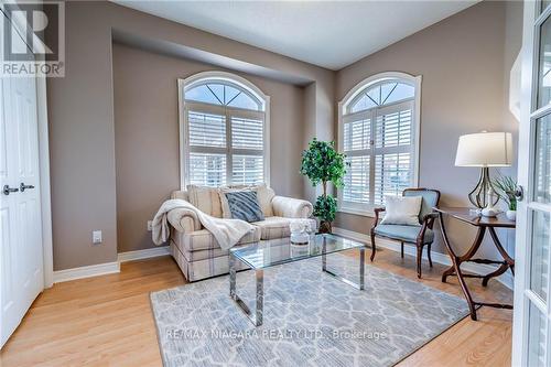 #18 -5200 Dorchester Rd, Niagara Falls, ON - Indoor Photo Showing Living Room