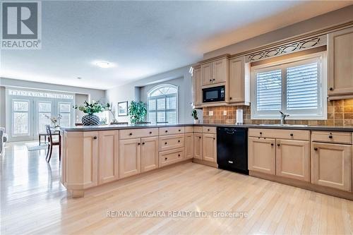 #18 -5200 Dorchester Rd, Niagara Falls, ON - Indoor Photo Showing Kitchen