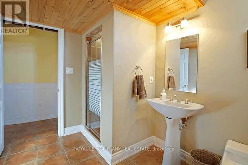 206 Powles Rd, Kawartha Lakes, ON - Indoor Photo Showing Bathroom