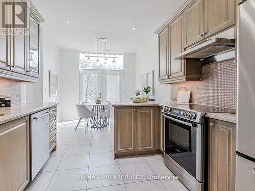 104 - 53 Woodbridge Avenue, Vaughan, ON - Indoor Photo Showing Kitchen With Upgraded Kitchen