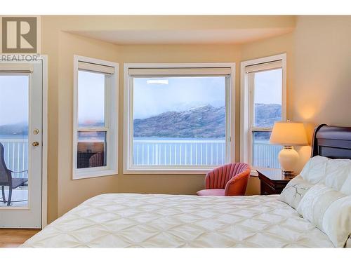 5251 Sutherland Road, Peachland, BC - Indoor Photo Showing Bedroom