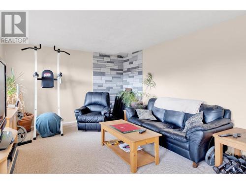 5028 Elliot Avenue, Peachland, BC - Indoor Photo Showing Living Room