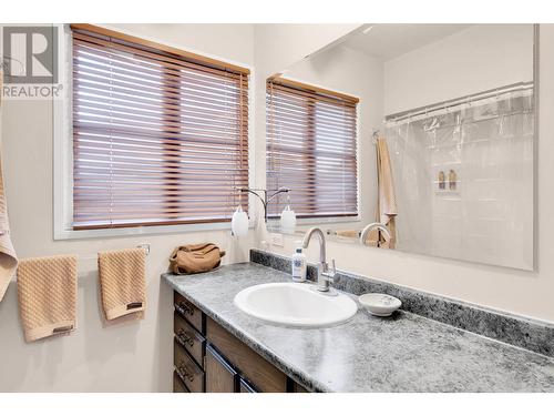 5028 Elliot Avenue, Peachland, BC - Indoor Photo Showing Bathroom