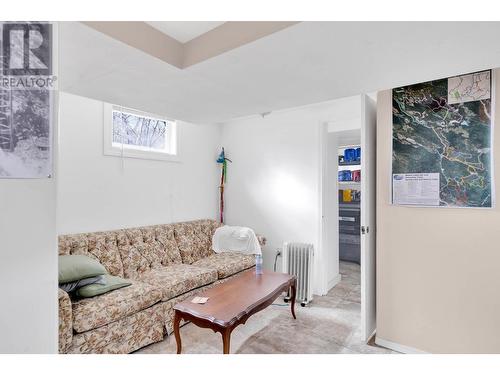 5028 Elliot Avenue, Peachland, BC - Indoor Photo Showing Living Room