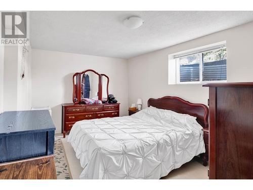 5028 Elliot Avenue, Peachland, BC - Indoor Photo Showing Bedroom