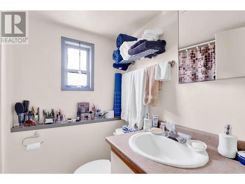 5028 Elliot Avenue, Peachland, BC - Indoor Photo Showing Bathroom