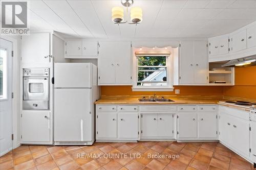 7 Century Dr, Prince Edward County, ON - Indoor Photo Showing Kitchen With Double Sink