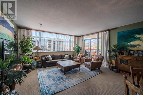 160 Lakeshore Drive Unit# 304, Penticton, BC - Indoor Photo Showing Living Room