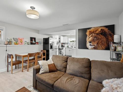 949 Grenfell Court, Kelowna, BC - Indoor Photo Showing Living Room